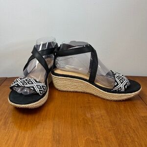 Like New Eddie Bauer Black & White Espadrille Sandals Summer Boho sz 8